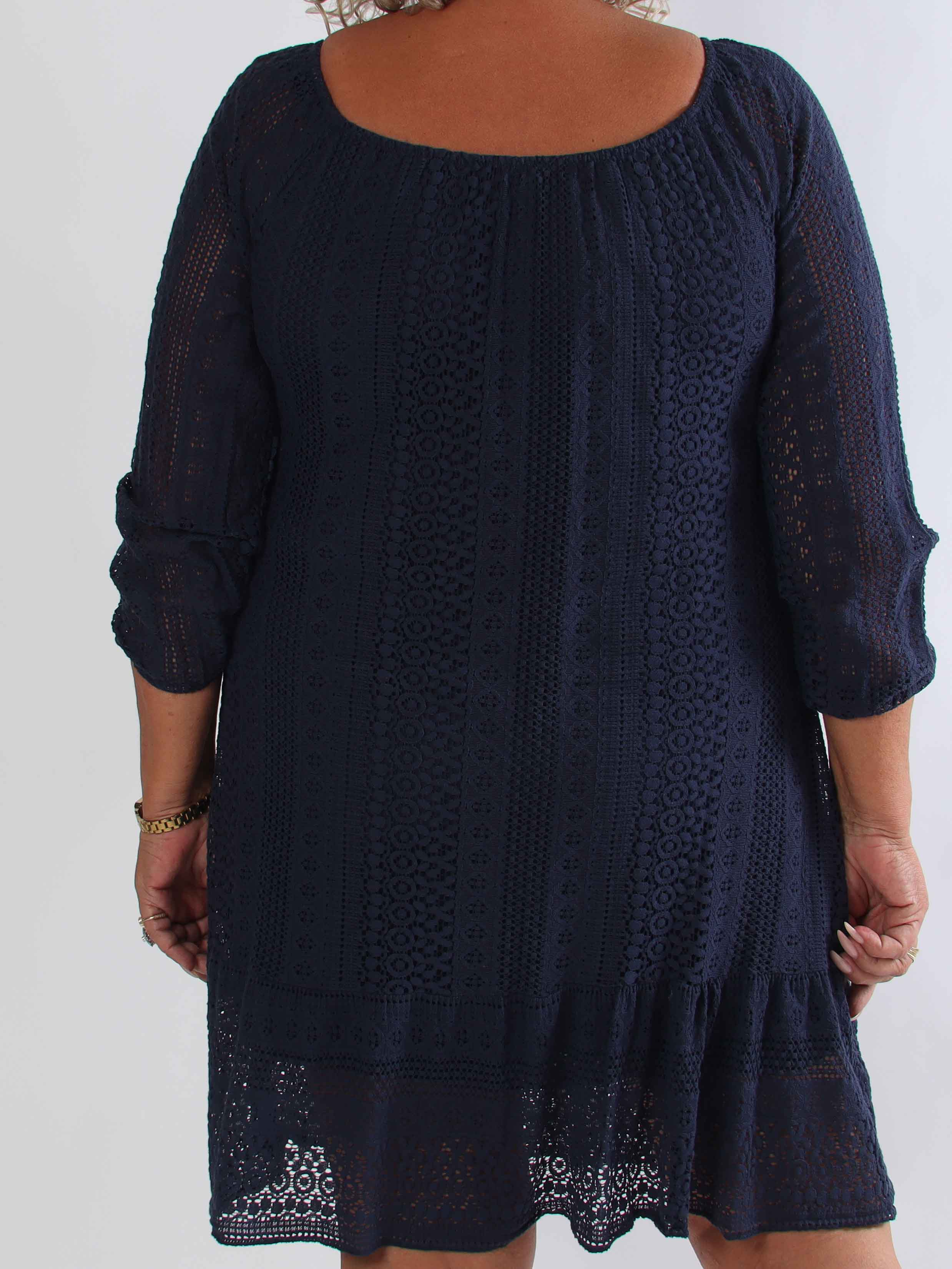 Galateia Long Sleeve - Feminin plus size kjole i blød bomuldsblonde